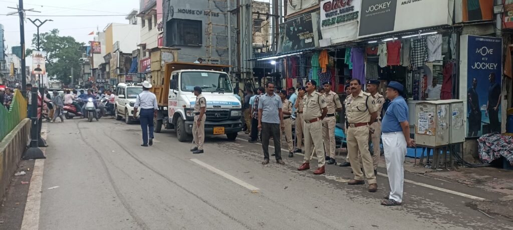 मालवीय रोड और शास्त्री बाजार में चला अतिक्रमण हटाओ अभियान, यातायात हुआ सुगम; व्यापारियों को दी गई सख्त चेतावनी 1002242641