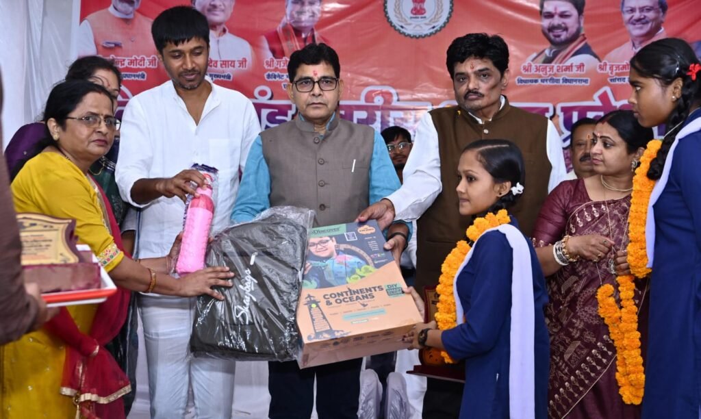 शिक्षा के साथ संस्कारों का समावेश ही समृद्ध छत्तीसगढ़ की नींव: मंत्री टंक राम वर्मा 1002249715